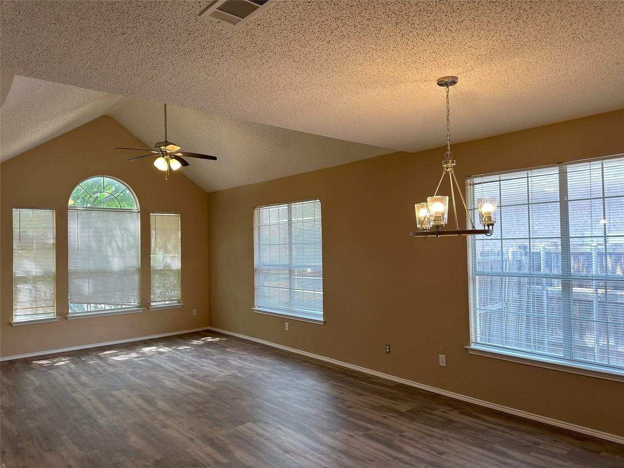7800 Crestview Dr - Photo 2 of 15