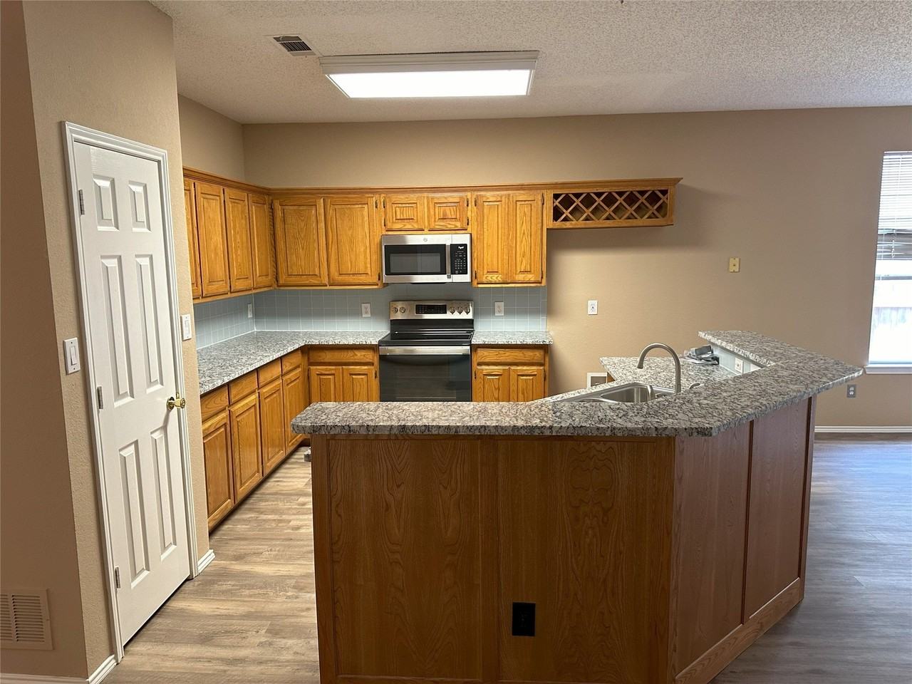 7800 Crestview Dr - Photo 5 of 15