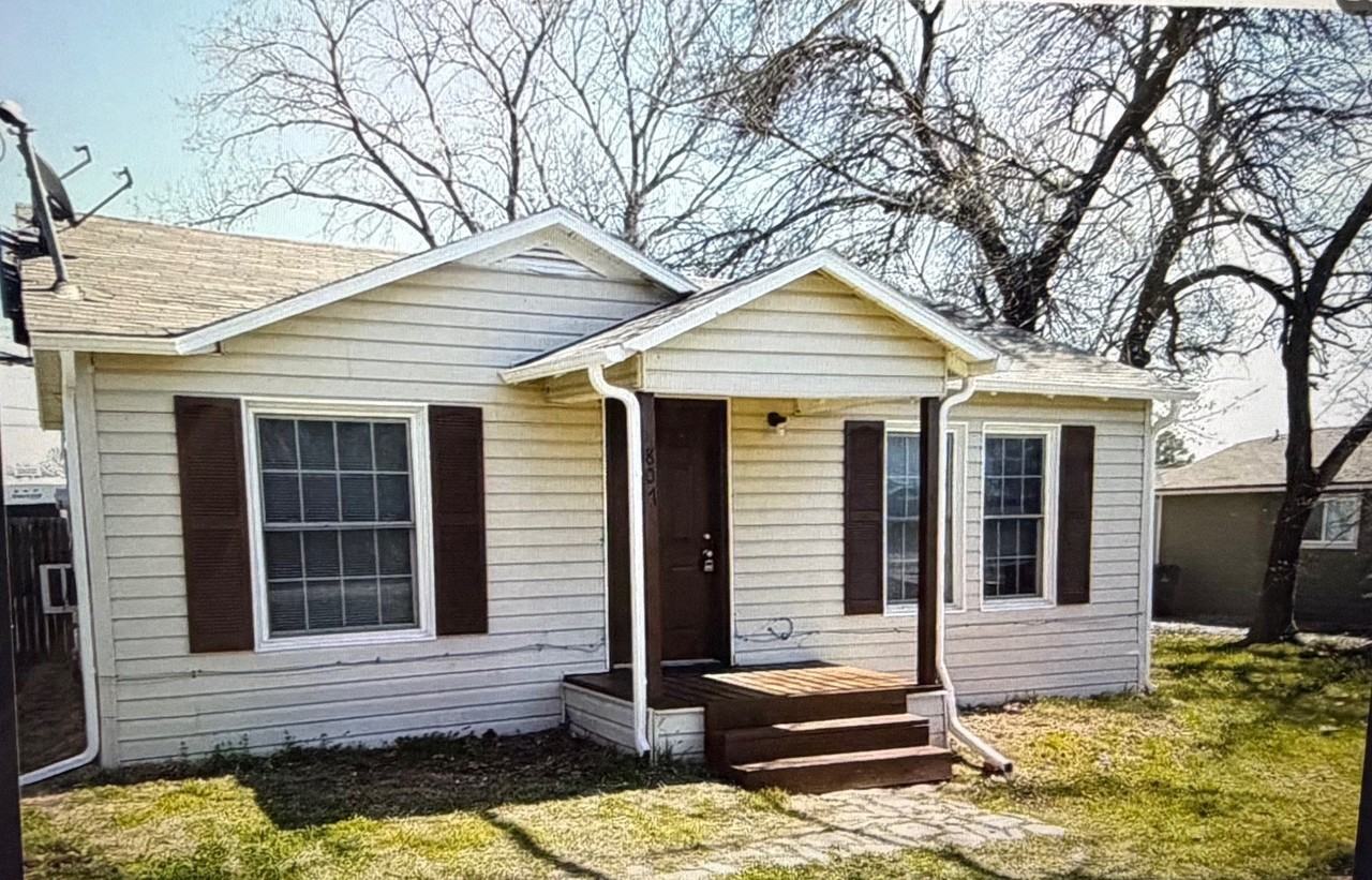807 Chestnut St - Photo 2 of 10