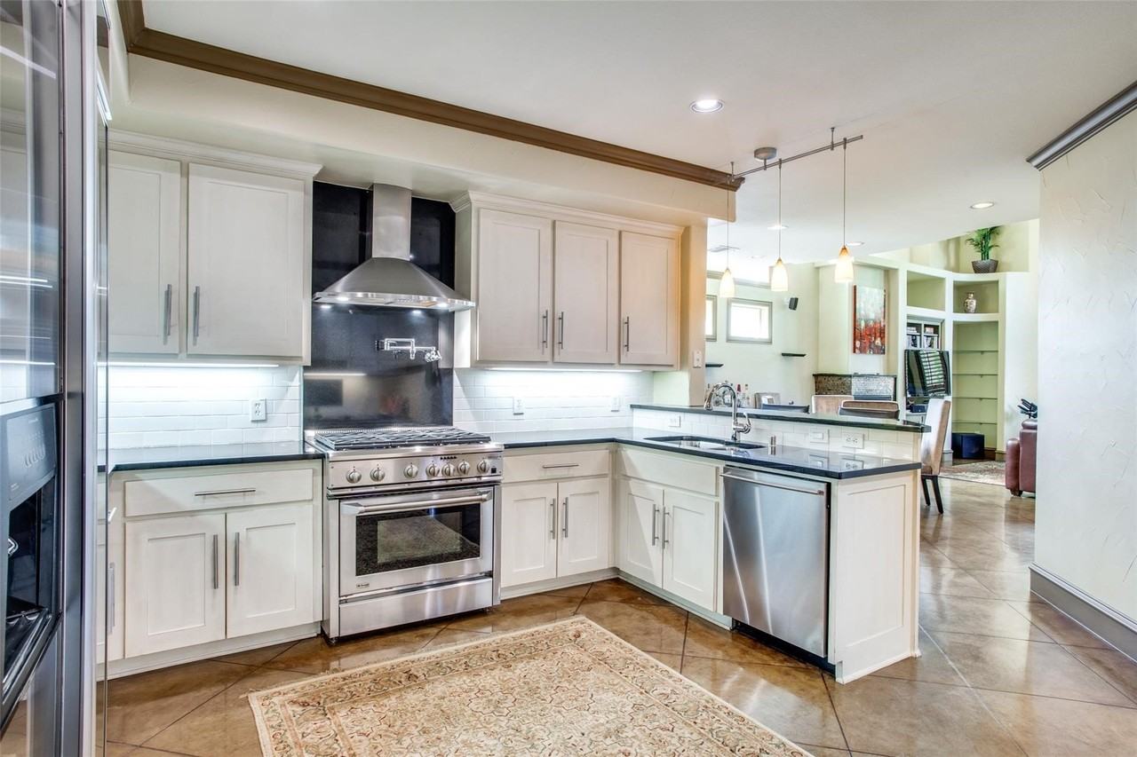5020 Mission Ave - Photo 5 of 17