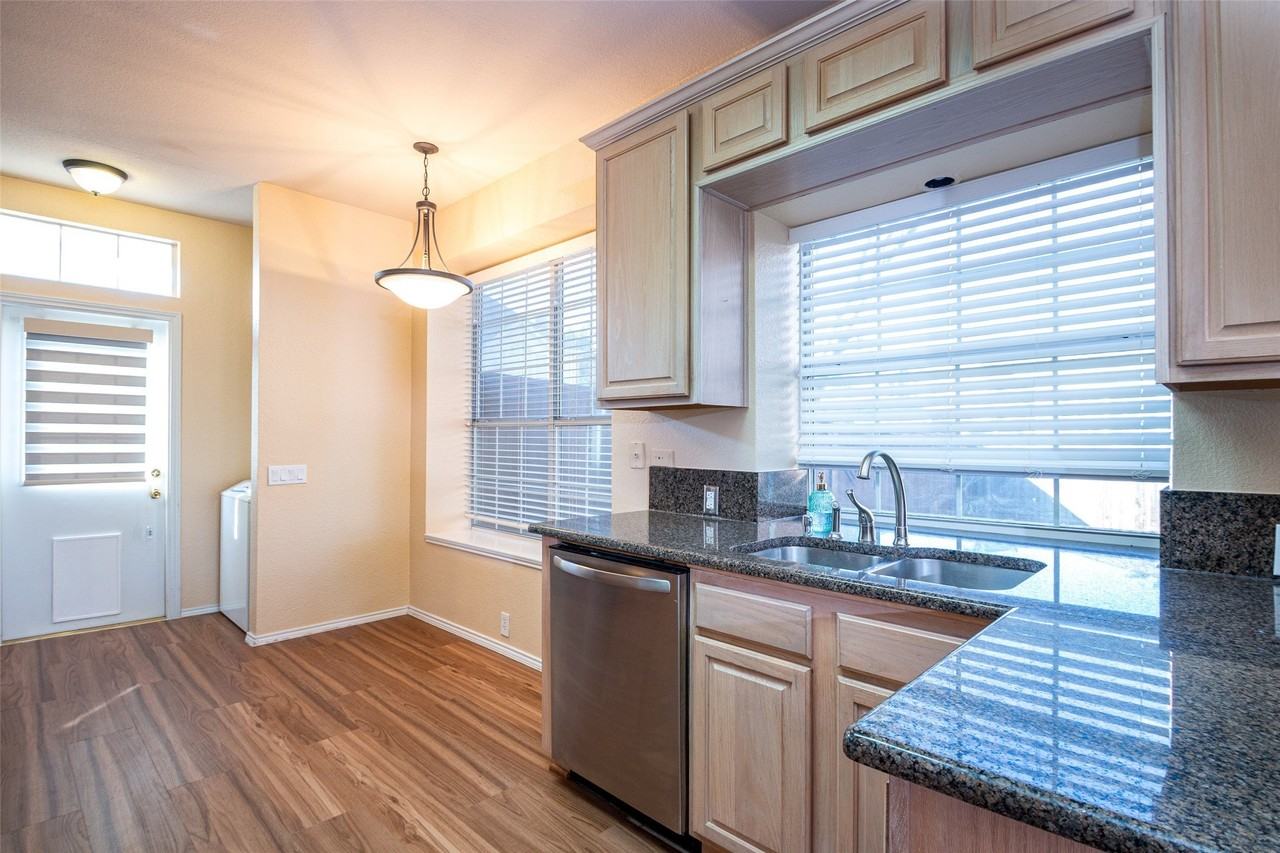 3956 Cobblestone Ct - Photo 3 of 24