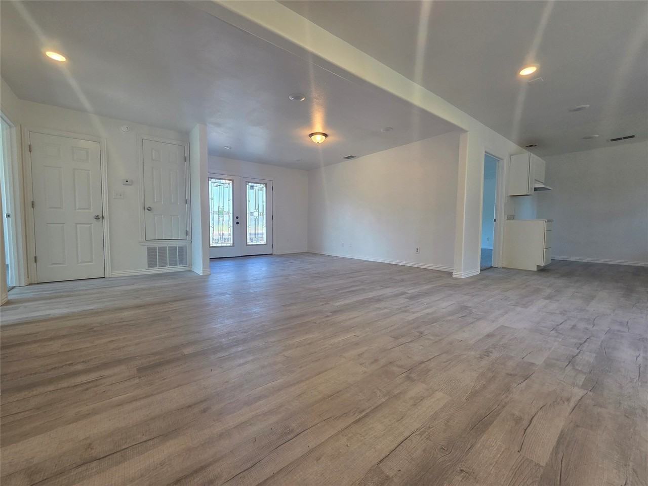 912 W Main St - Photo 4 of 12