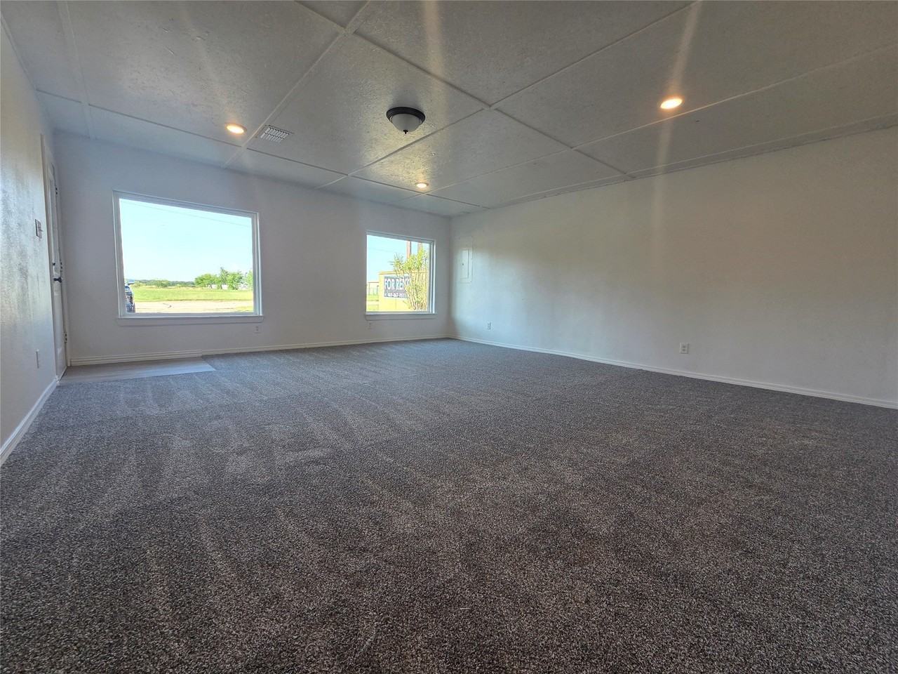 912 W Main St - Photo 5 of 12