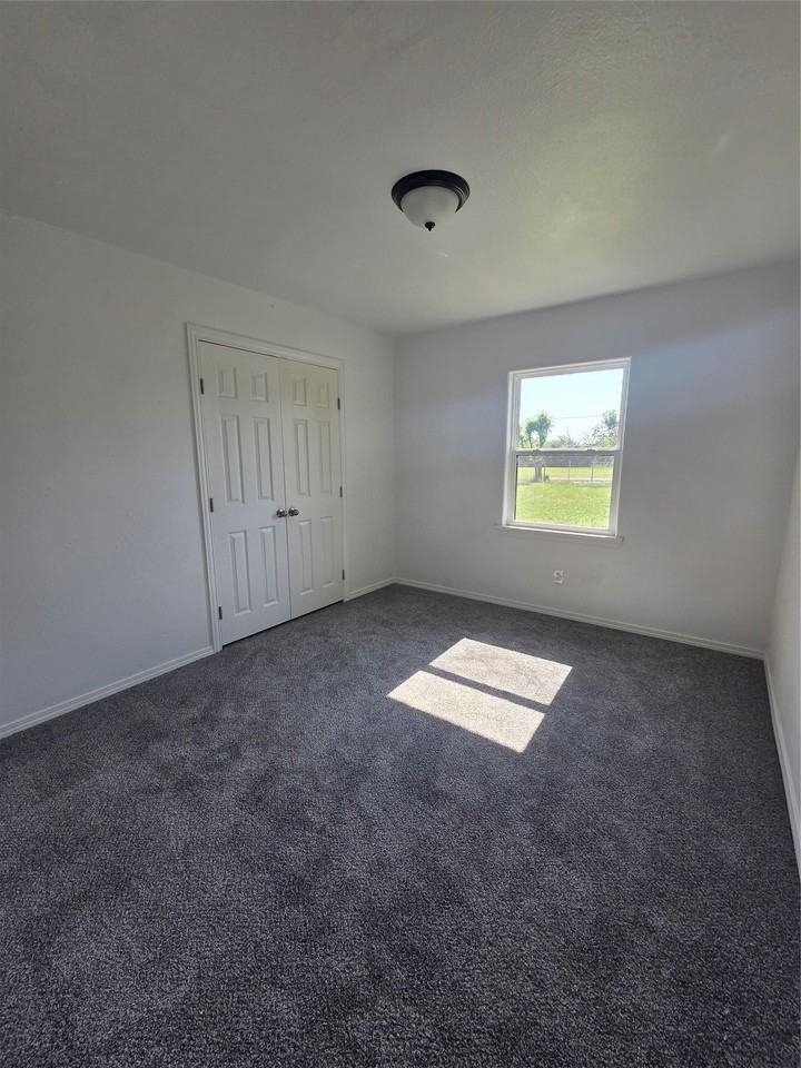 912 W Main St - Photo 6 of 12