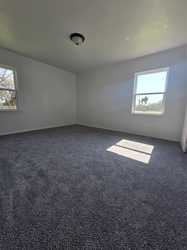 912 W Main St - Photo 7 of 12