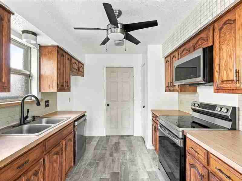 725 Southridge Ct - Photo 7 of 19