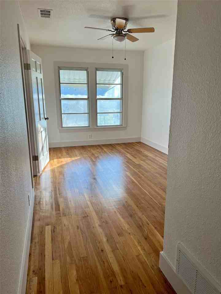 909 Hallum St - Photo 4 of 17