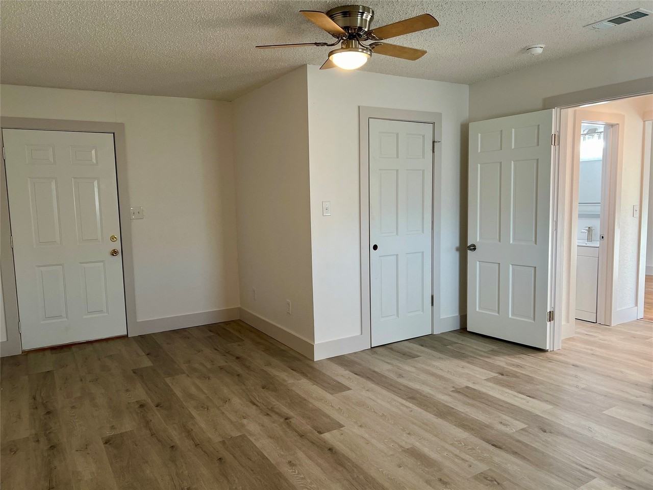 909 Hallum St - Photo 5 of 17