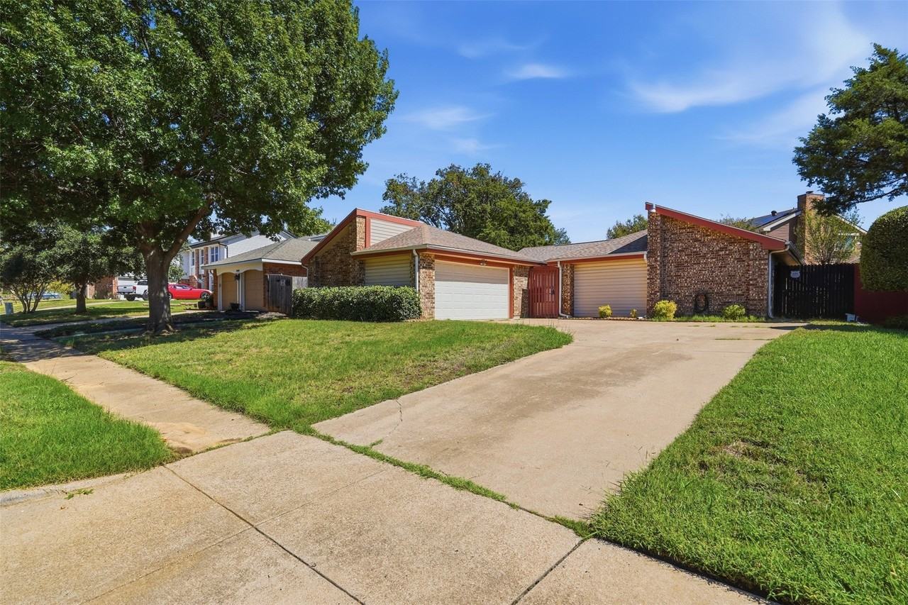 2406 Amber Hill Ln - Photo 2 of 30