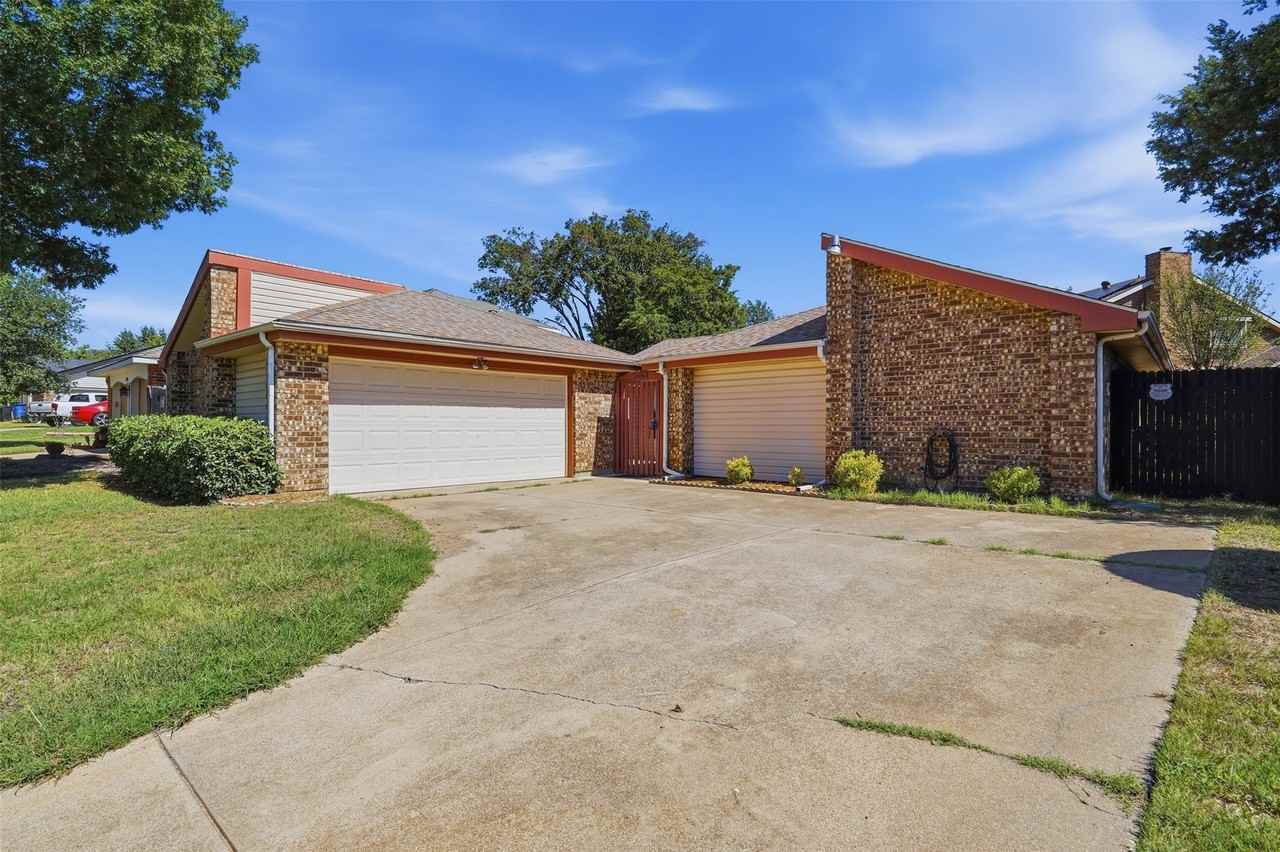 2406 Amber Hill Ln - Photo 3 of 30