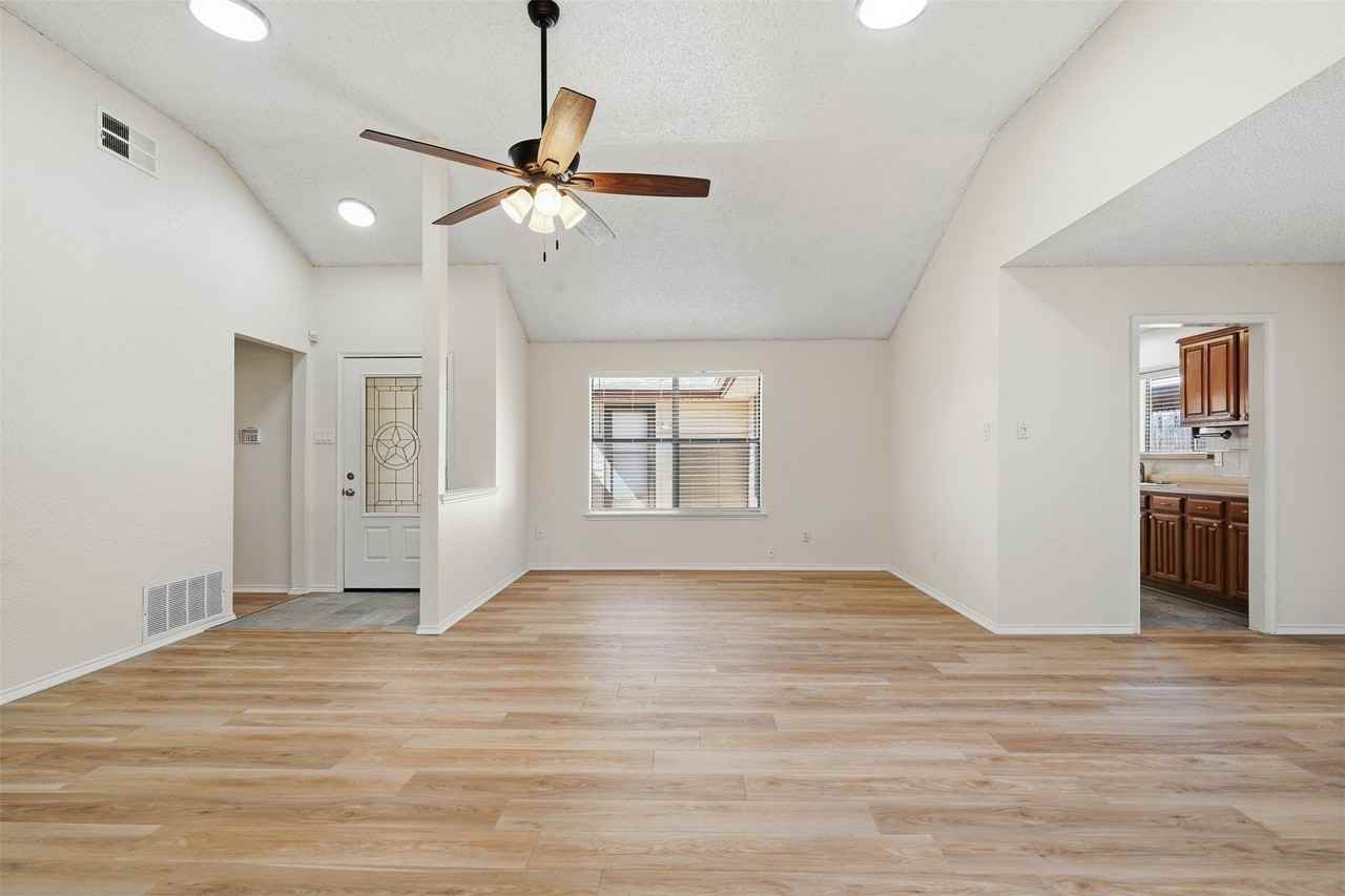 2406 Amber Hill Ln - Photo 6 of 30