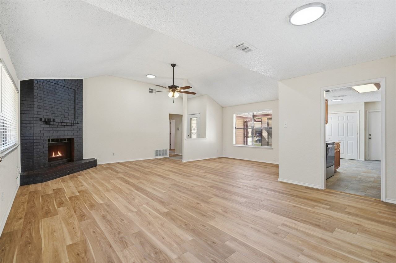 2406 Amber Hill Ln - Photo 7 of 30
