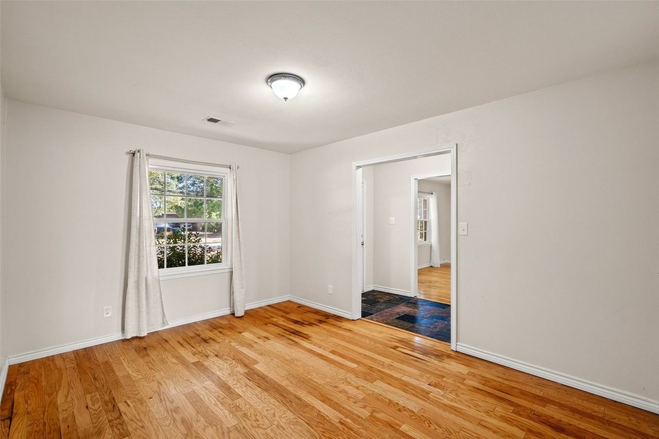 407 John Arden Dr - Photo 4 of 27