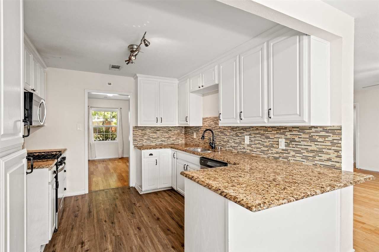 407 John Arden Dr - Photo 6 of 27