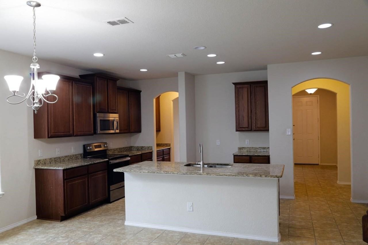 3213 Peninsula Trl - Photo 2 of 17