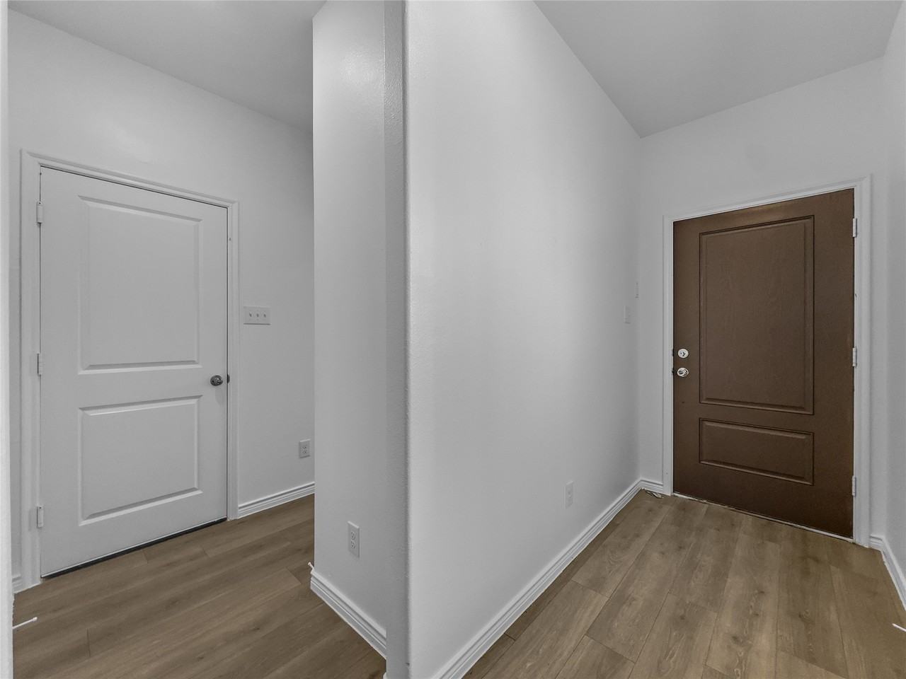 2126 Hobby Dr - Photo 4 of 16