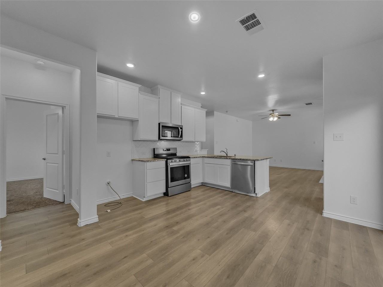 2126 Hobby Dr - Photo 5 of 16