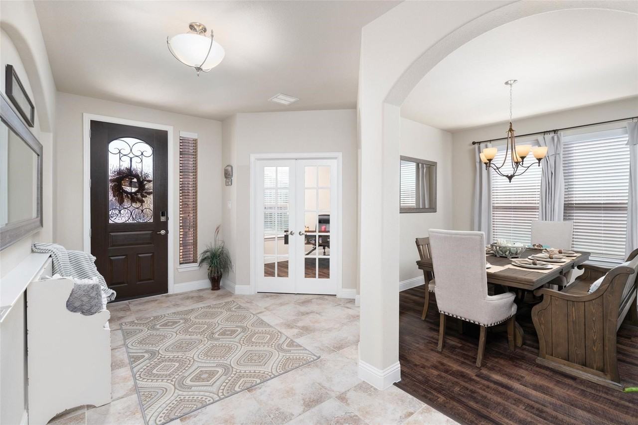 1017 Hoyt Dr - Photo 4 of 31