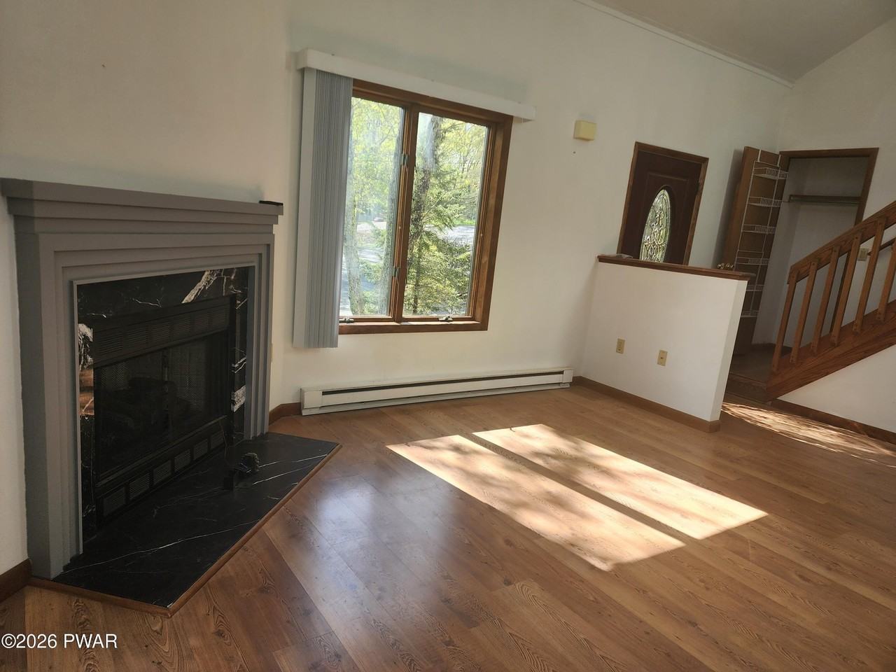 404 Surrey Dr - Photo 2 of 15