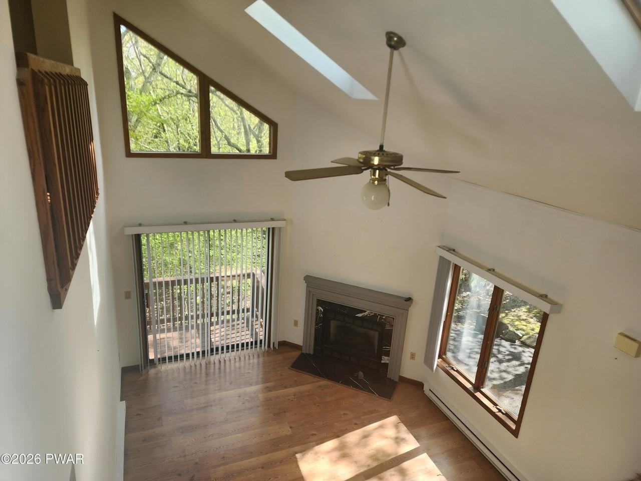 404 Surrey Dr - Photo 3 of 15