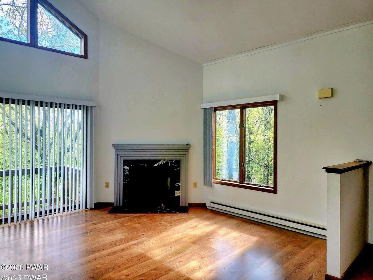 404 Surrey Dr - Photo 4 of 15