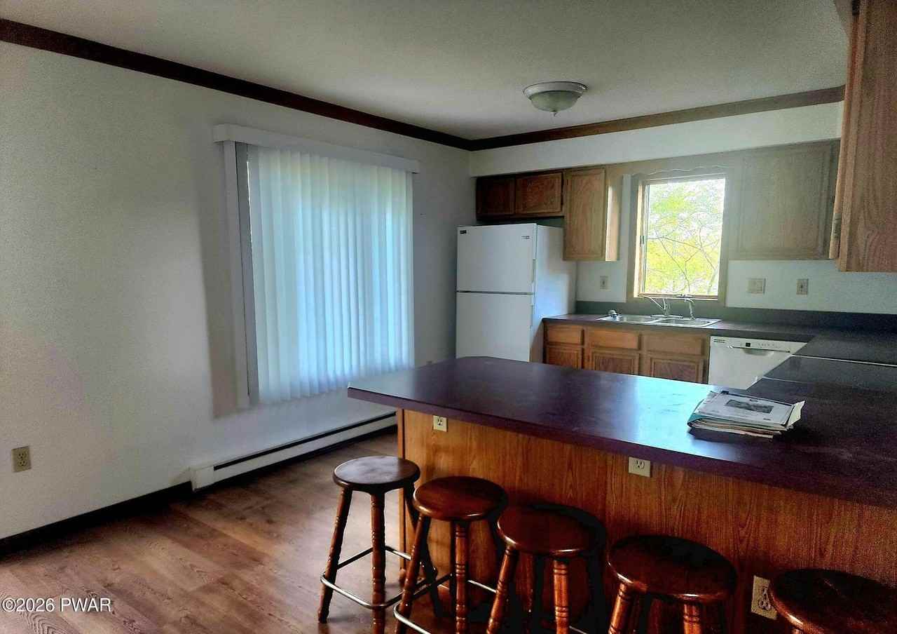 404 Surrey Dr - Photo 5 of 15