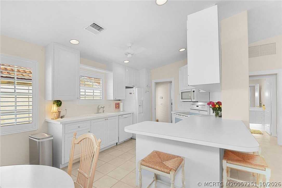 8016 Se Peppercorn Ct - Photo 5 of 41