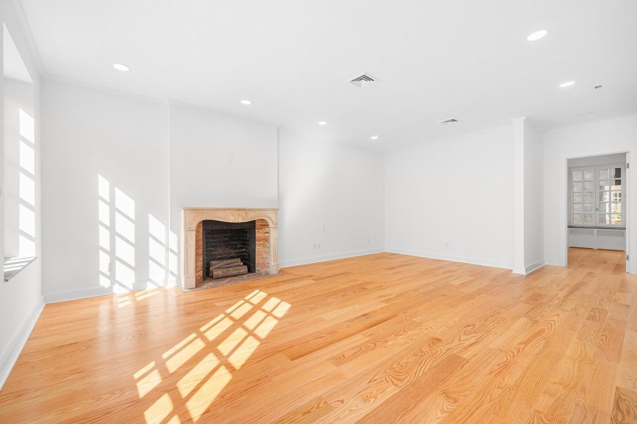 369 Bleecker St - Photo 2 of 10