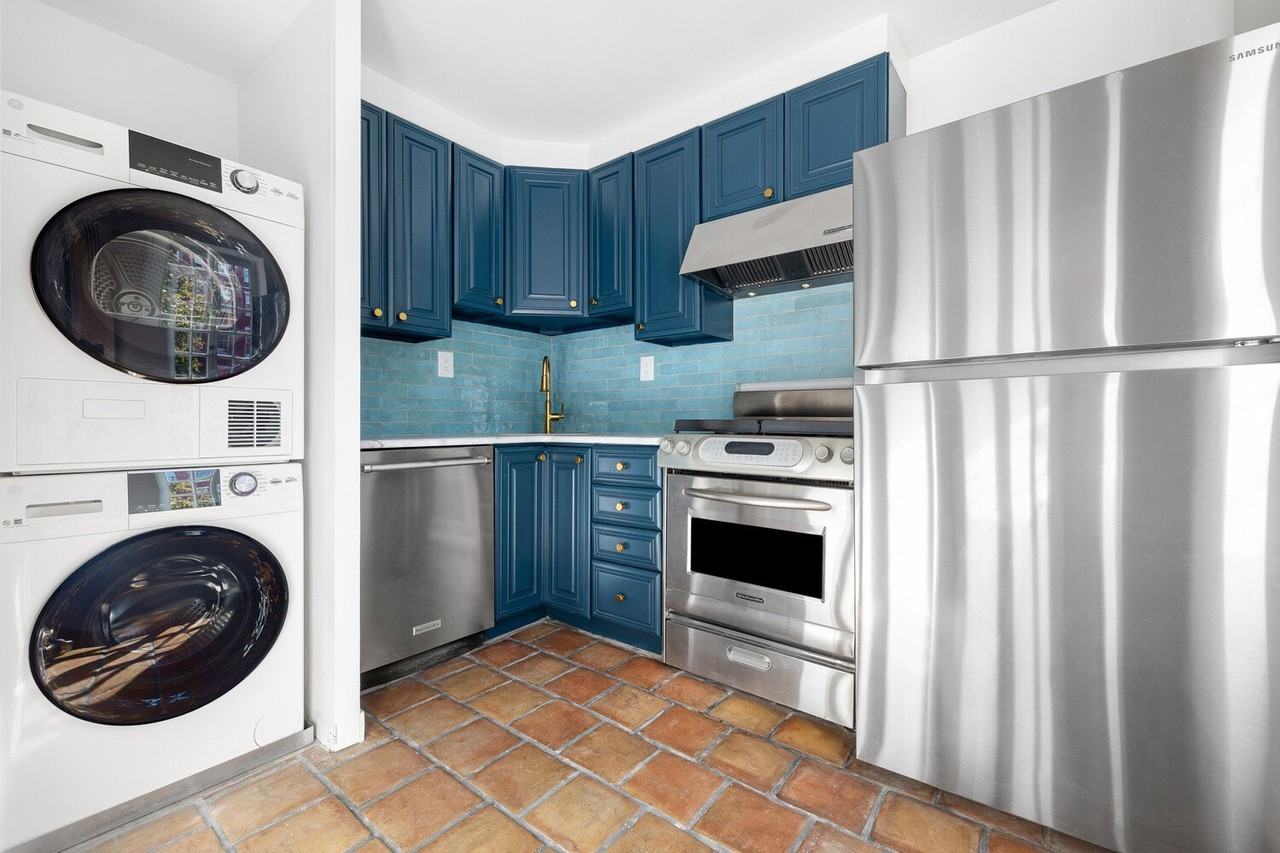 369 Bleecker St - Photo 3 of 10