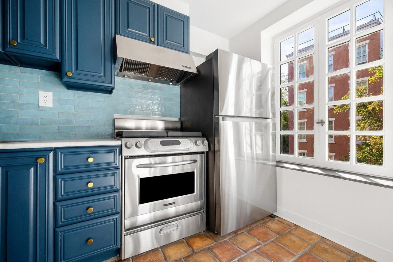 369 Bleecker St - Photo 4 of 10
