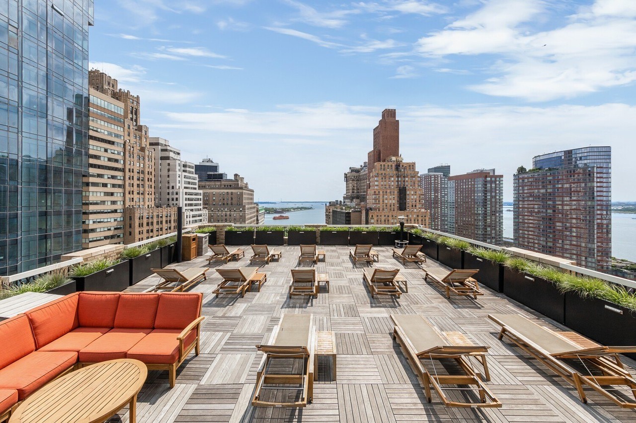 88 Greenwich St - Photo 7 of 9