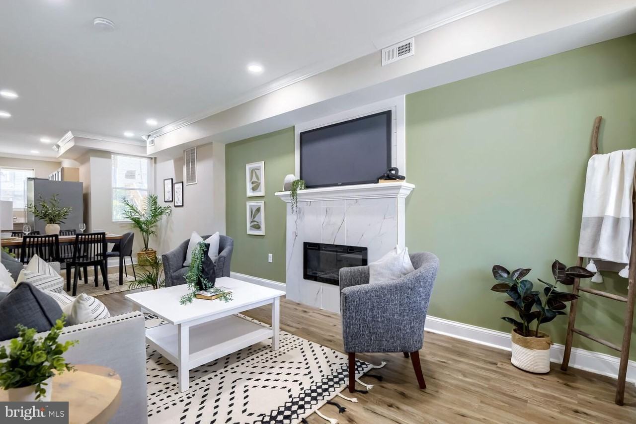 2560 Robb St - Photo 2 of 11