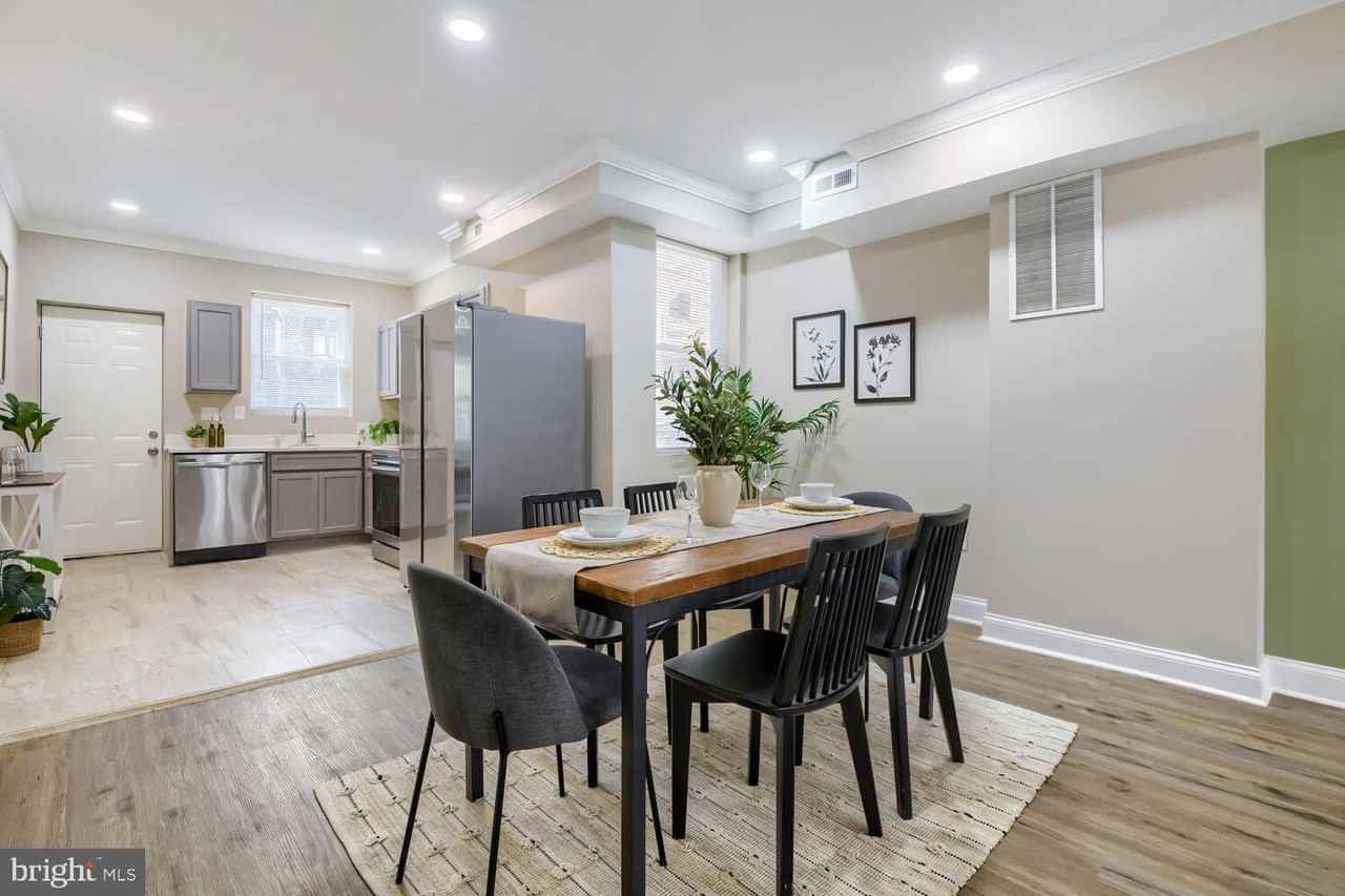 2560 Robb St - Photo 3 of 11