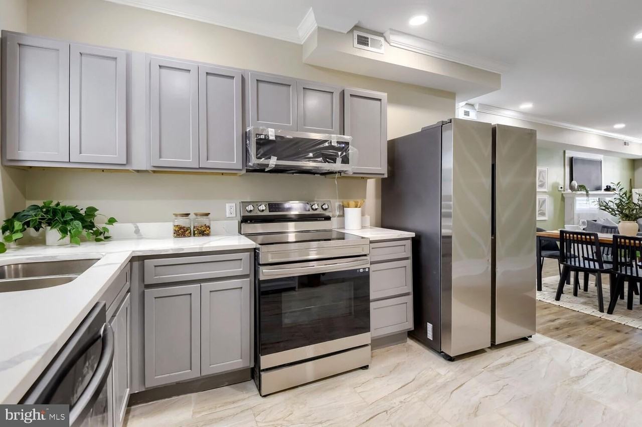 2560 Robb St - Photo 4 of 11