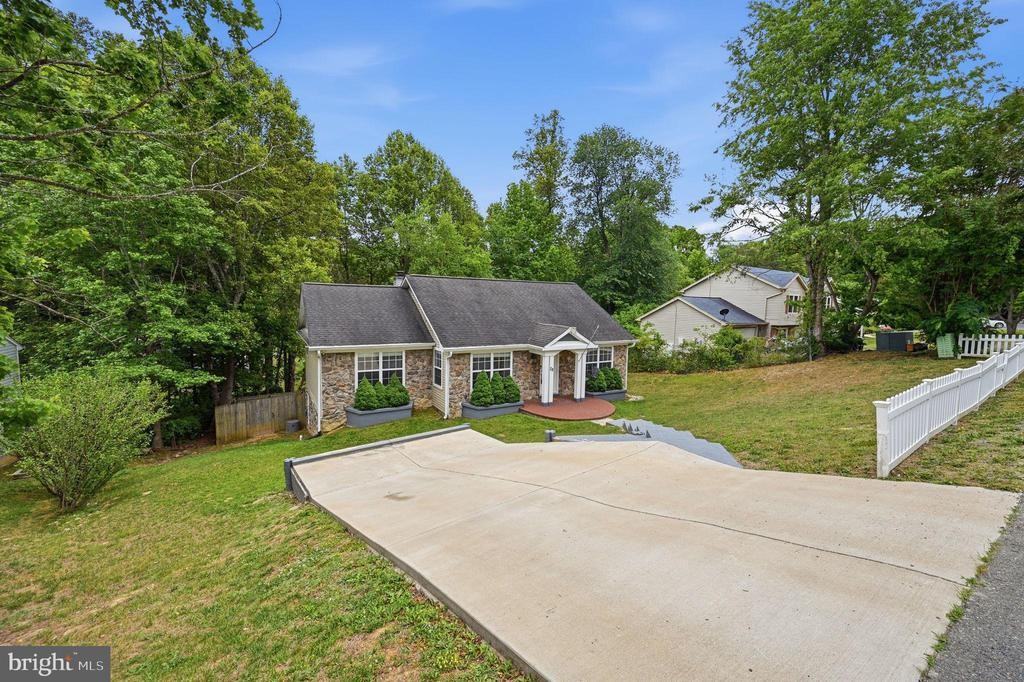 28 Cherry Laurel Dr - Photo 2 of 21