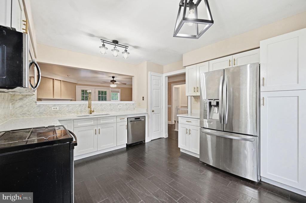 28 Cherry Laurel Dr - Photo 4 of 21