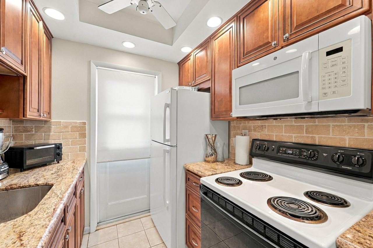 1117 Lake Ter #112 - Photo 6 of 15