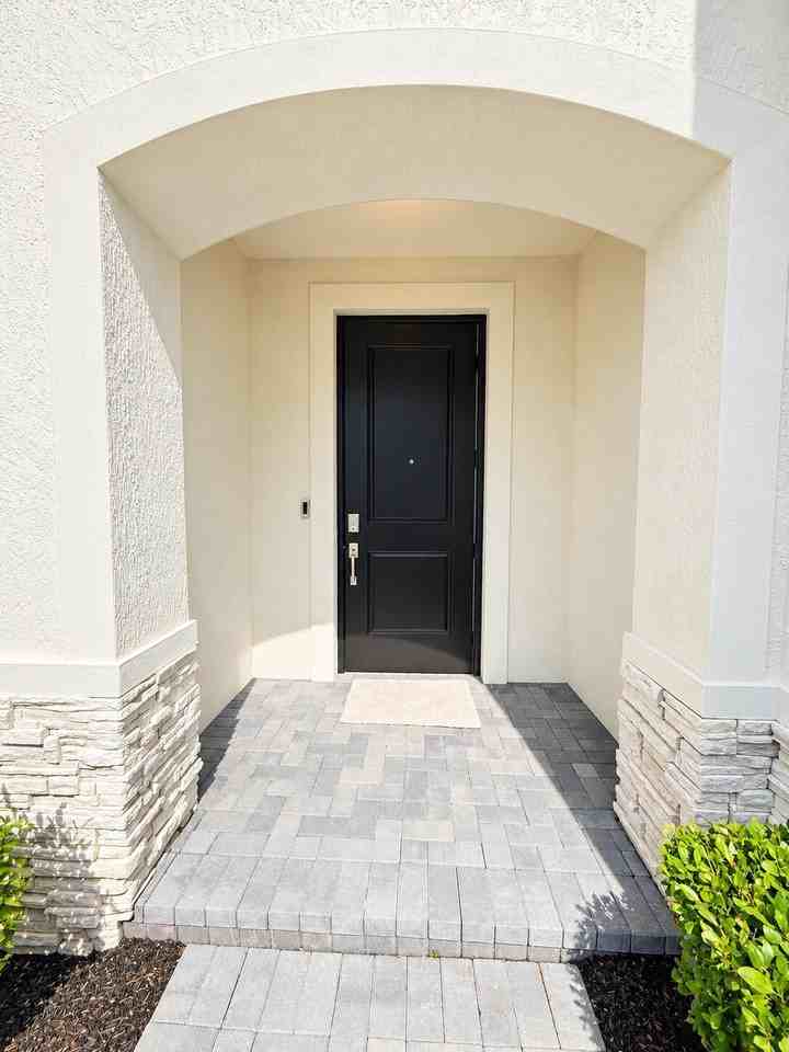 4168 Lagoon Shore Dr - Photo 2 of 27
