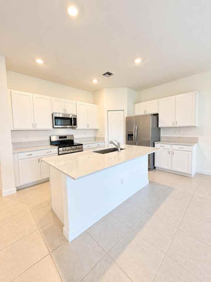 4168 Lagoon Shore Dr - Photo 3 of 27