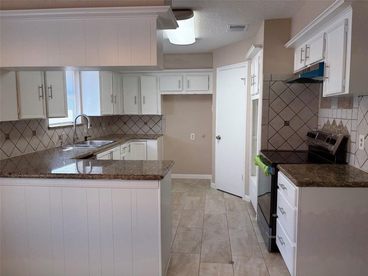 13351 Hollypark Dr - Photo 4 of 9