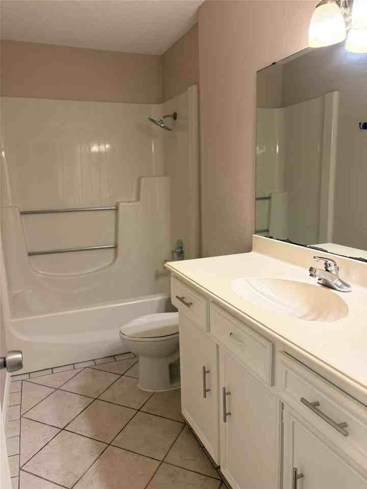 13351 Hollypark Dr - Photo 7 of 9