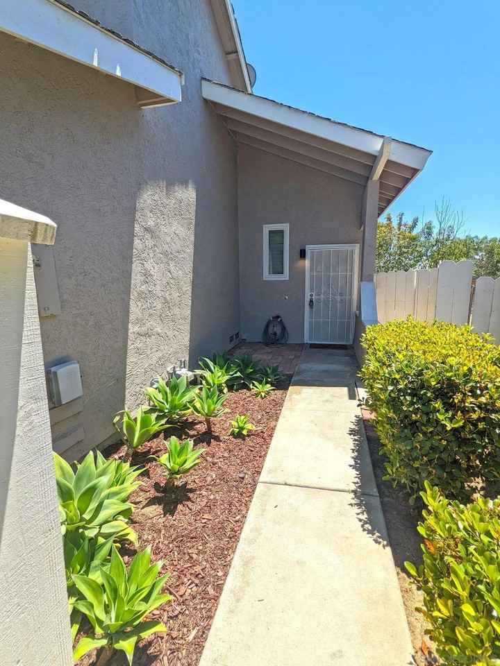 343 Rolling Hills Ln - Photo 2 of 32