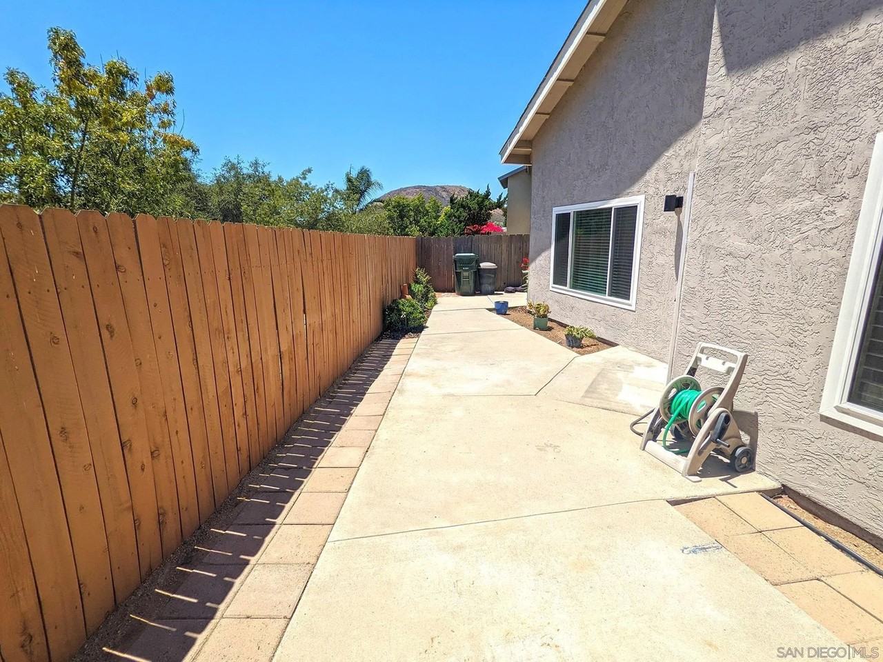 343 Rolling Hills Ln - Photo 5 of 32
