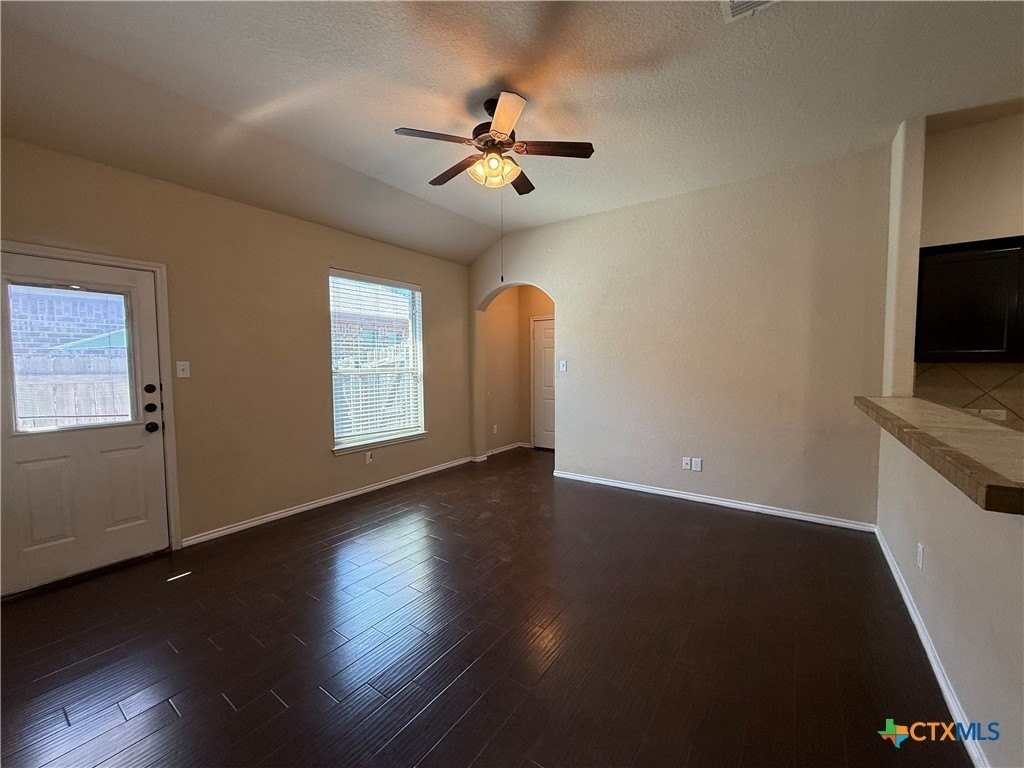 554 Creekside Cir - Photo 5 of 14