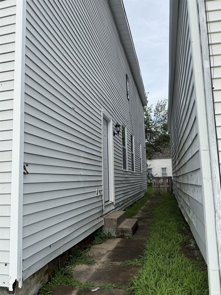 1321 Oakley St - Photo 2 of 20