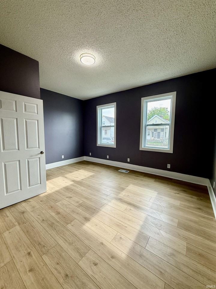 1321 Oakley St - Photo 5 of 20