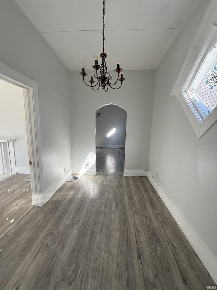 1105 Baker Ave - Photo 2 of 9