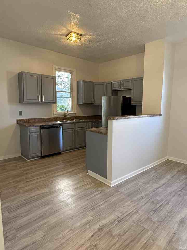 1105 Baker Ave - Photo 5 of 9