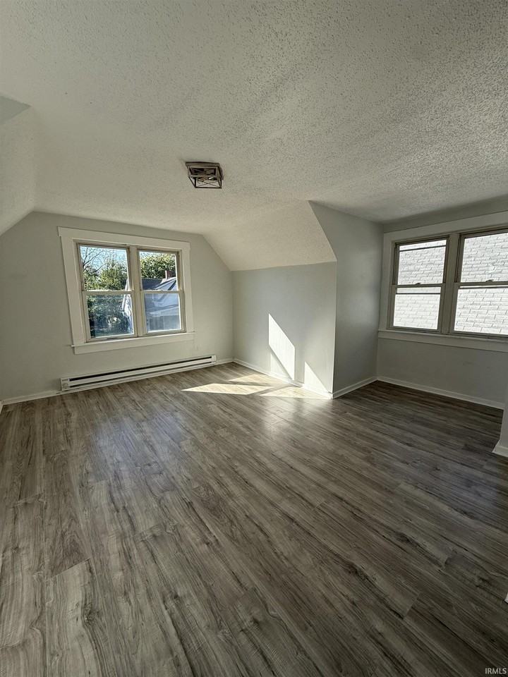 1105 Baker Ave - Photo 6 of 9