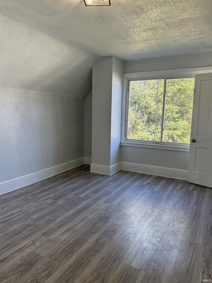 1105 Baker Ave - Photo 7 of 9